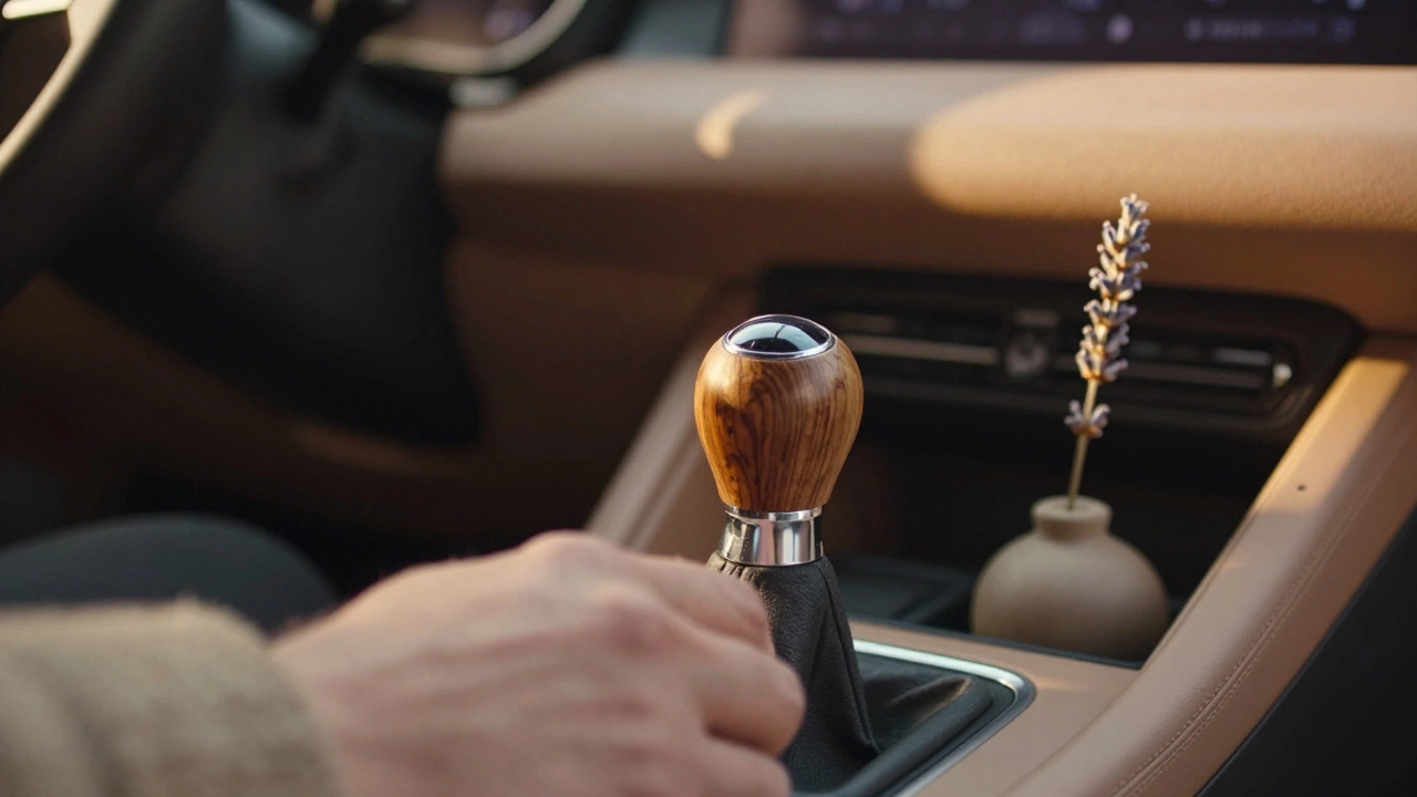 Рука на деревянной ручке переключения передач рядом с шерстяным подлокотником и керамической лавандой.